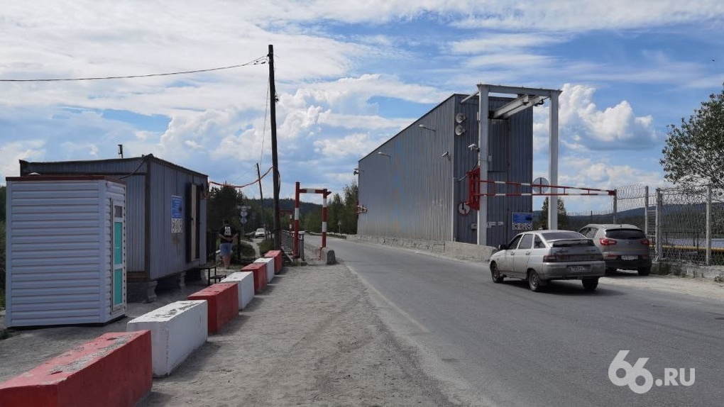 Дамбу СУГРЭС окончательно закрыли для проезда грузовиков. Водителей попросили не протестовать