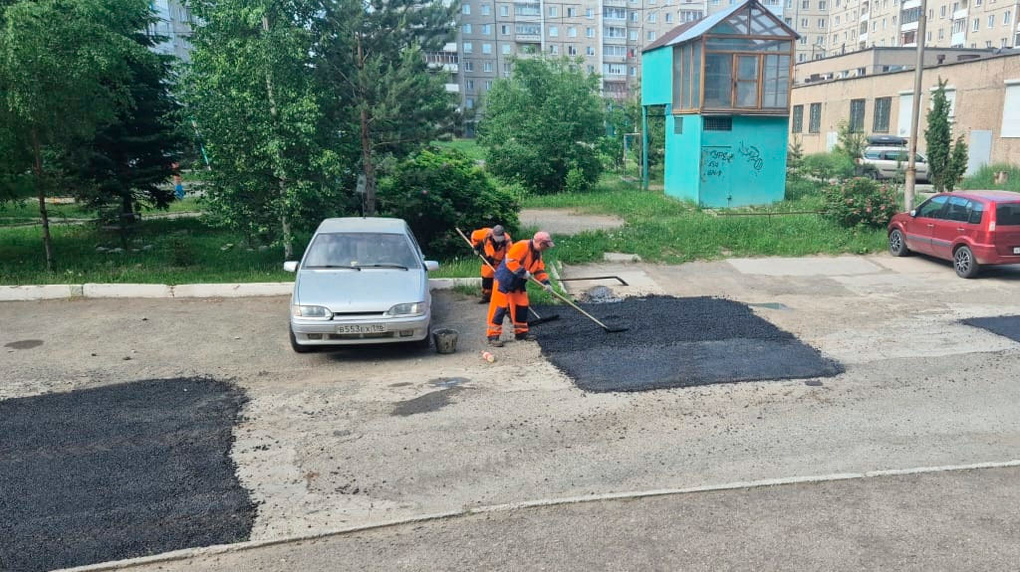 Рабочие заделали яму возле дома ветерана, которую собирался ремонтировать губернатор