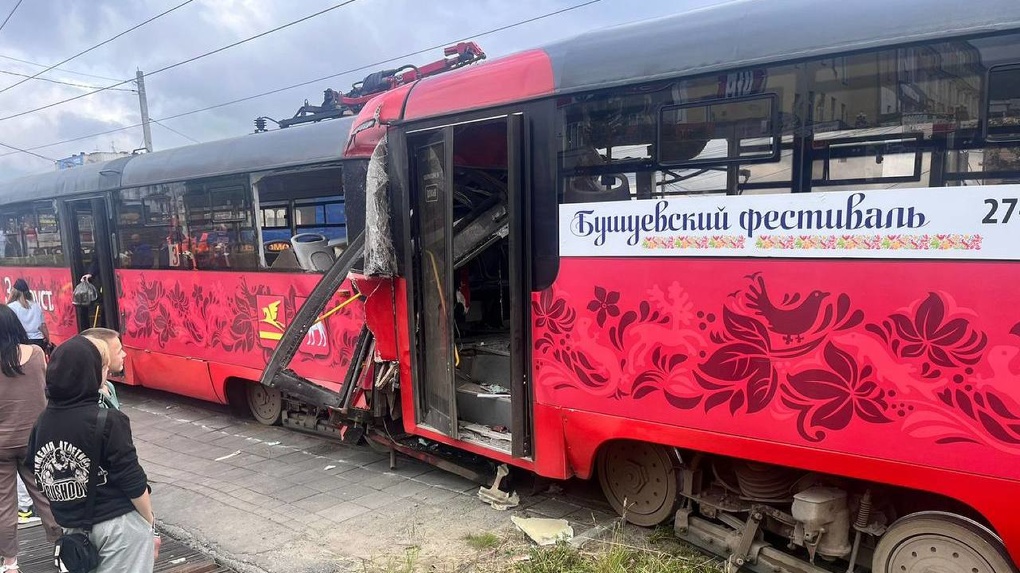 В Златоусте после столкновения трамваев погибли и травмировались люди. Видео аварии