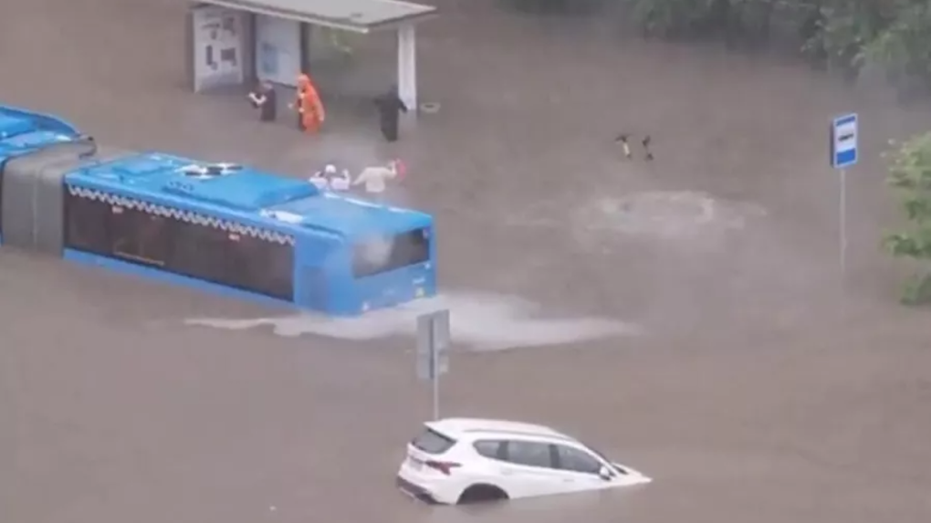 В Москве ливень смыл людей и машины. Видео