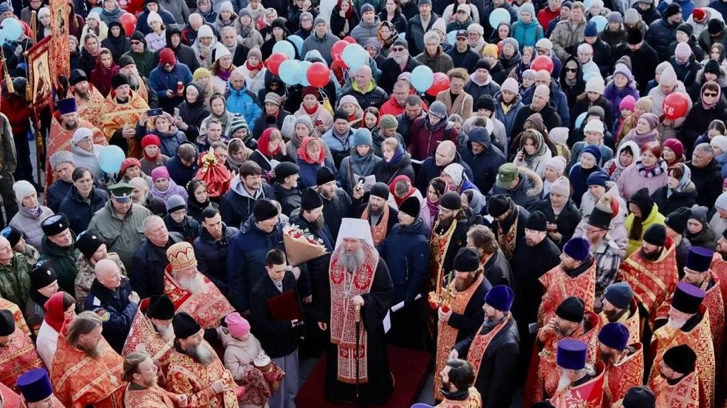 Тысячи уральцев унесли частицу Благодатного огня в свои дома