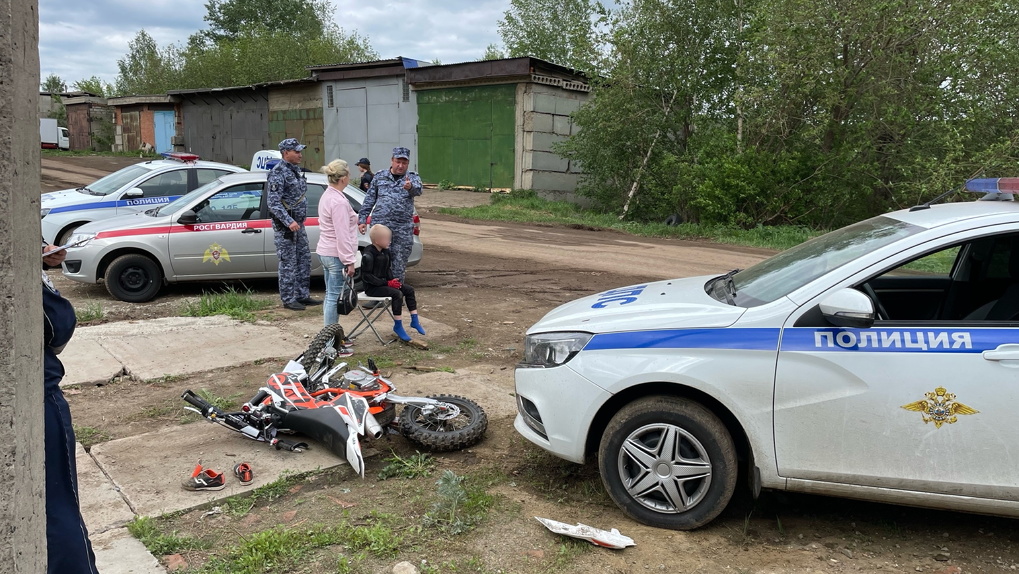 В Новоуральске сотрудник ГАИ на служебной машине сбил мотоцикл с двумя детьми