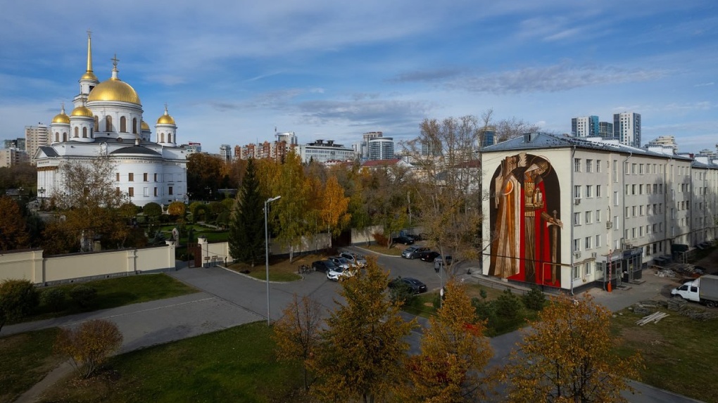 Вместо граффити с Александром Невским художники создали иконописный мурал высотой в пять этажей. Фото