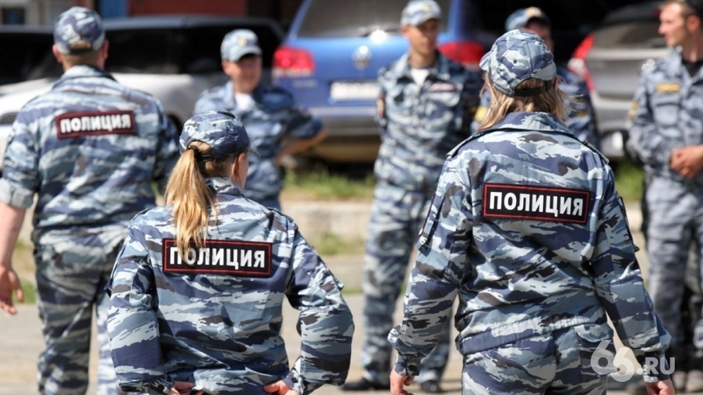 В Свердловской области ловят вооруженного подозреваемого в убийстве. Жесткое видео