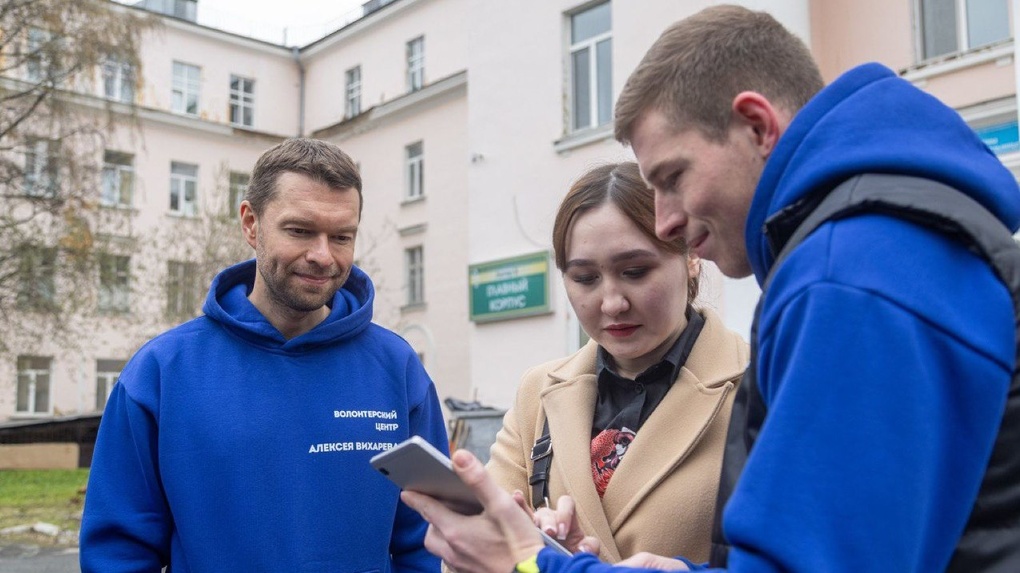 Глава фракции «Единой России» в гордуме Алексей Вихарев вместе с волонтерами прибрал больничный парк