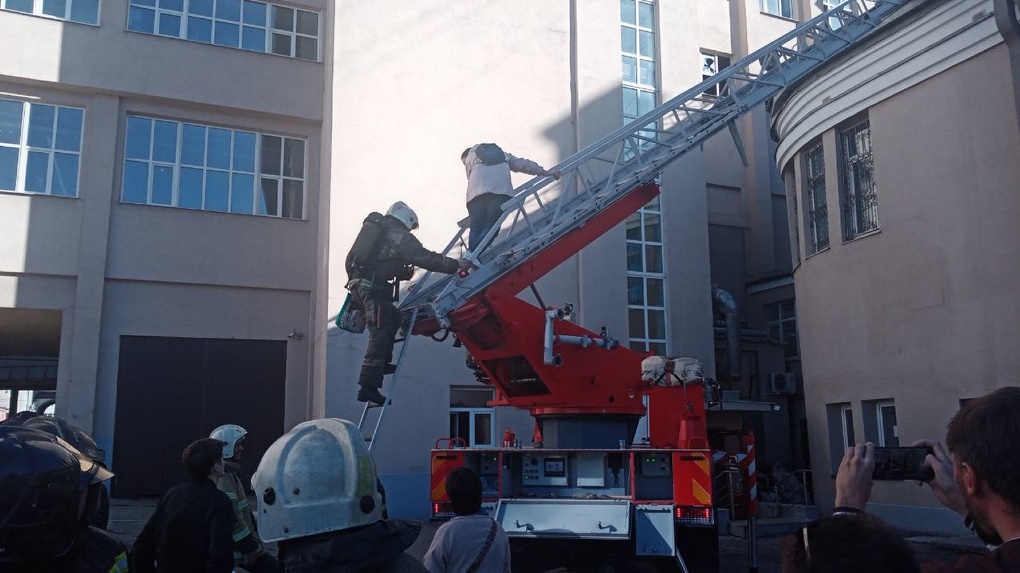 В Екатеринбурге загорелся Театр музкомедии, погиб человек. Видео