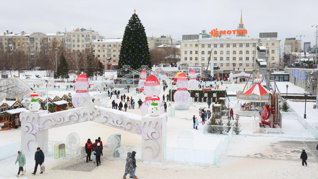 В Историческом сквере после штурма закрыли ледовый городок. Фото