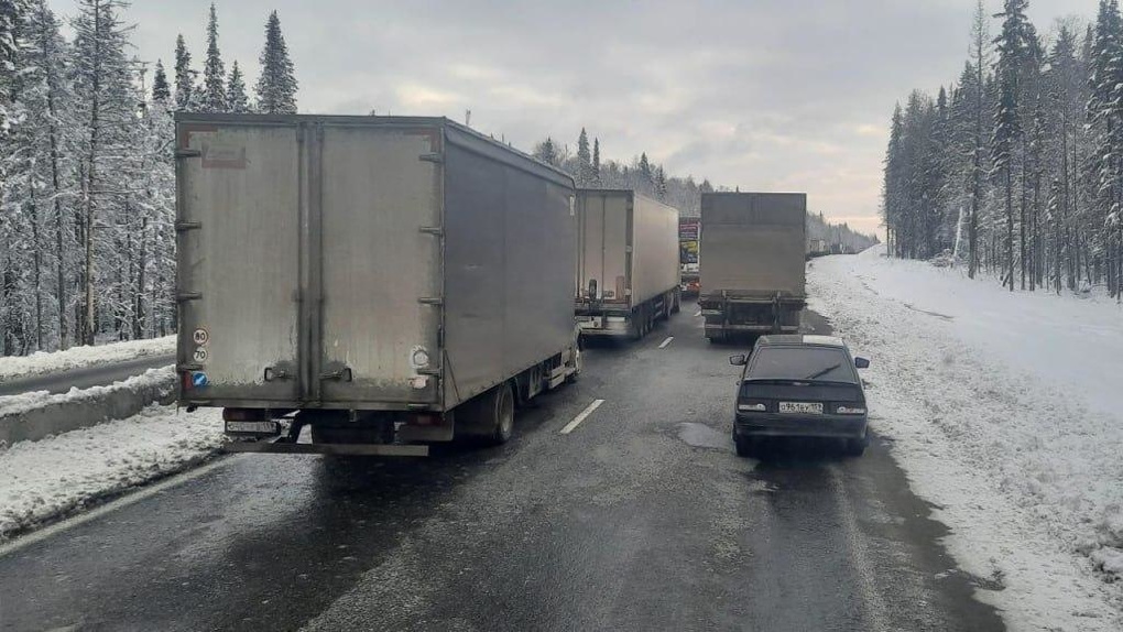 На Пермском тракте водители сутки стоят в пробках после снегопадов