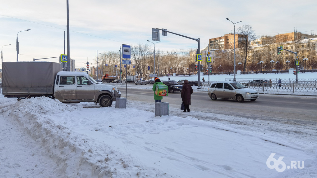 В Екатеринбурге сотнями сносят остановки общественного транспорта. Причина