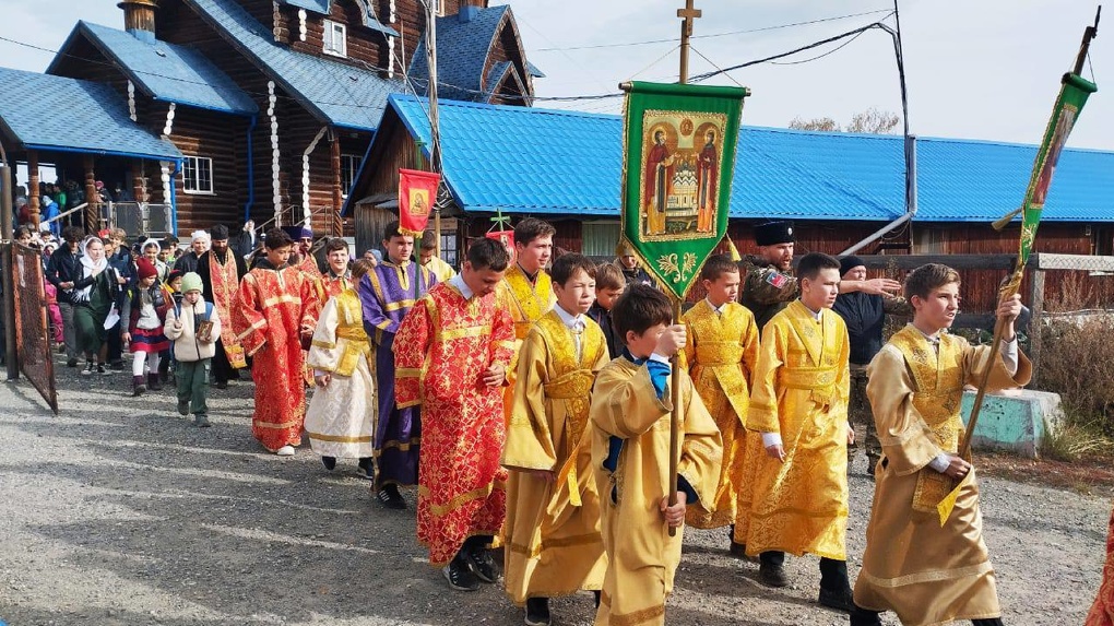 Сотни детей с иконами прошли от Сортировки до Ганиной Ямы. Фото