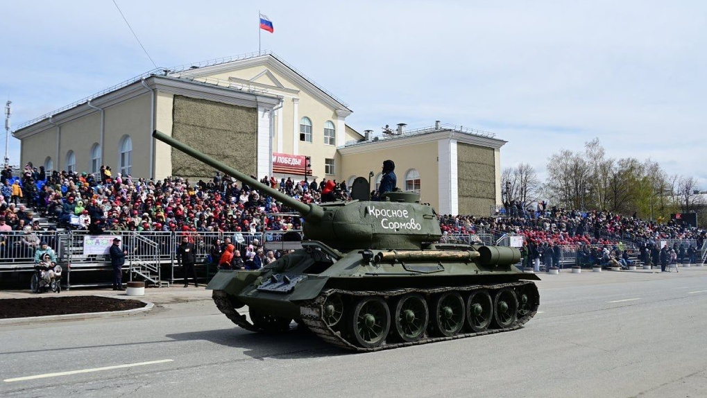 По улицам Верхней Пышмы проехали танки и бронеавтомобили времен войны. Фоторепортаж с парада Победы