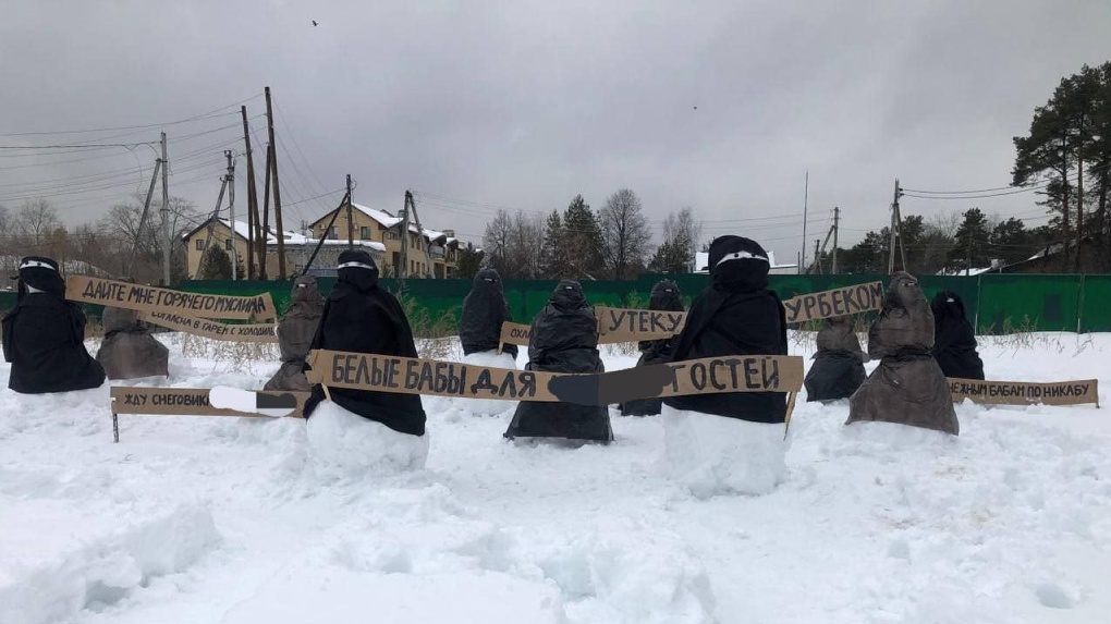 Протестующие против строительства мечети нарядили снеговиков в никабы. Теперь им грозит 5 лет колонии