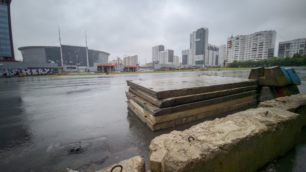 Строители огородили парковку напротив Центрального стадиона. Там начнут возводить небоскребы