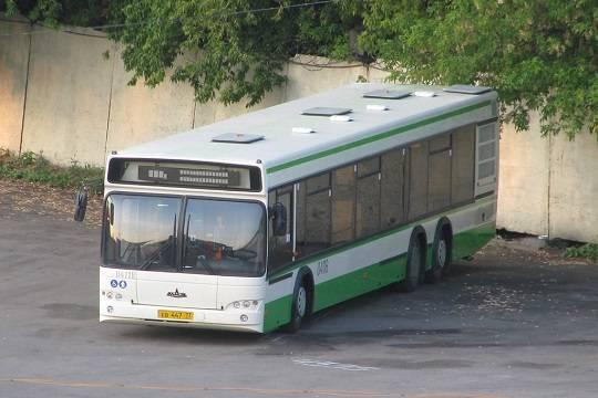 В Уфе две девушки устроили пьяный дебош на остановке и разбили окно в автобусе