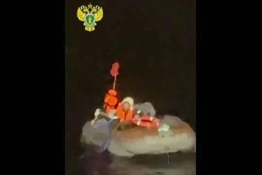 Потерявшийся в Охотском море мужчина выжил благодаря дождевой воде и лишнему весу