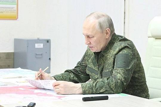 Дмитрий Песков объяснил появление Владимира Путина в военной форме в Курской области