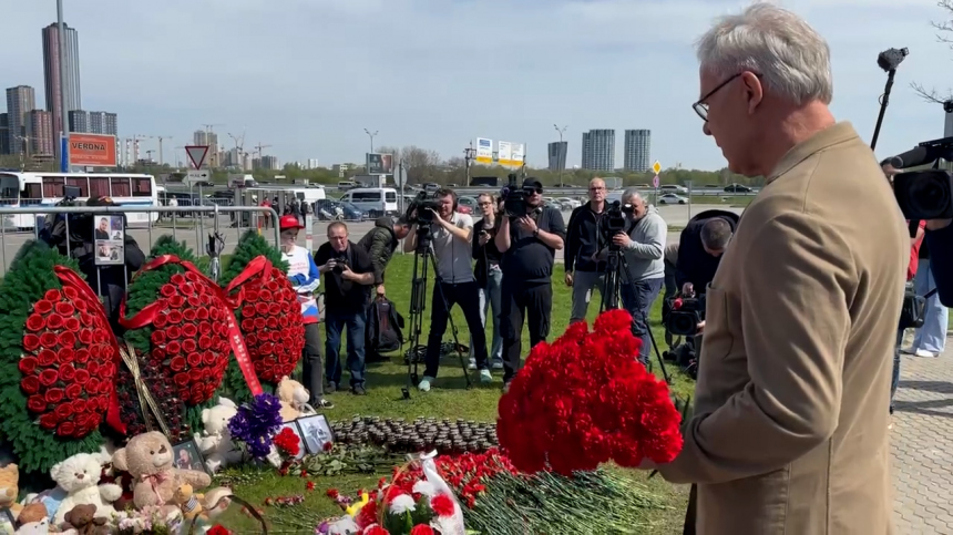 Двукратный олимпийский чемпион по хоккею Фетисов возложил цветы к мемориалу возле «Крокуса»