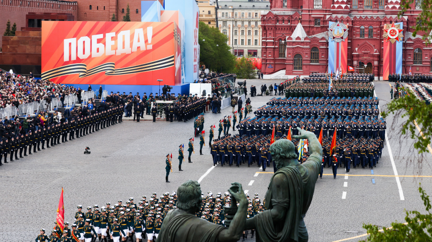 На Красной площади в Москве начался Парад Победы