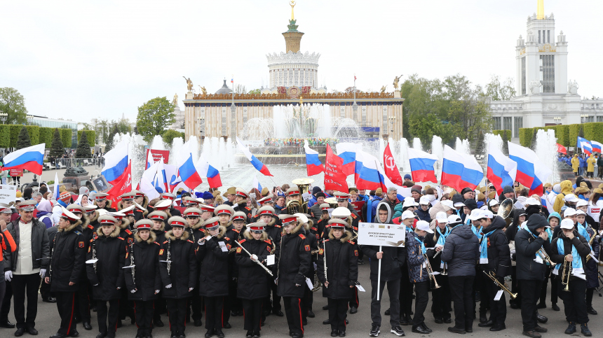 Праздничная линейка и шествие прошли на выставке Россия в честь Дня Победы