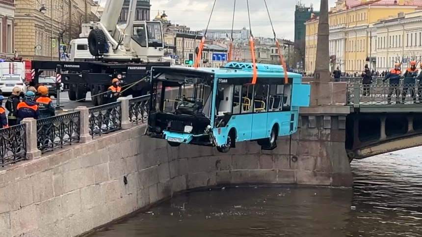 Владельца затонувшего в Петербурге автобуса штрафовали за нарушения 23 раза