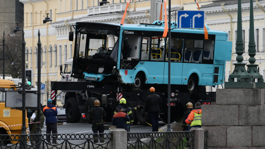 Число жертв в результате падения автобуса в Мойку возросло до семи