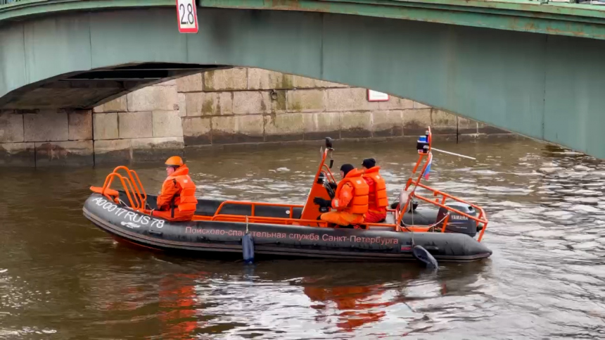 Людей из упавшего в Мойку автобуса пришлось доставать из ледяной воды