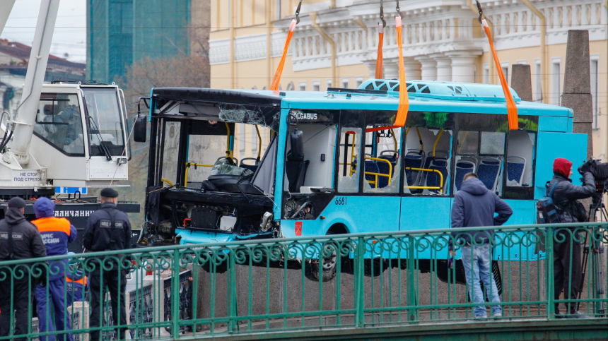 Кто виноват В Петербурге продолжается разбирательство по делу о падении автобуса в Мойку