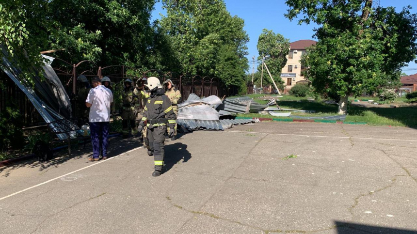 Ветер сорвал крышу школы на детей перед торжественной линейкой в Краснодаре