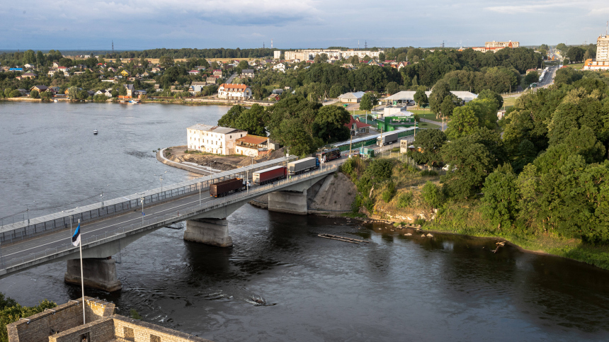 Эстония незаконно установила буи на Нарве, нарушив границу России