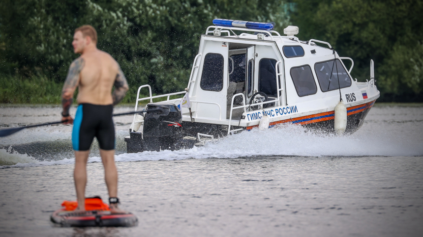 В Ростовской области пару из Петербурга унесло в открытое море на сапборде