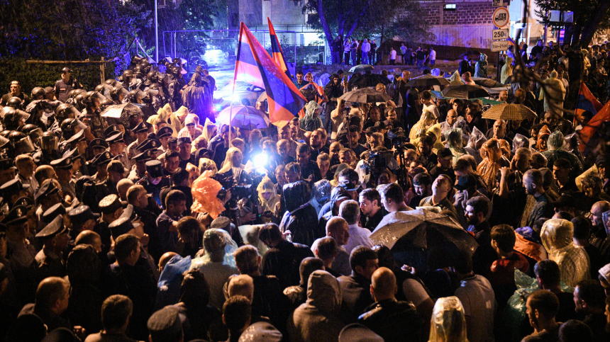 Митинги в Ереване привели к столкновениям протестующих с полицией