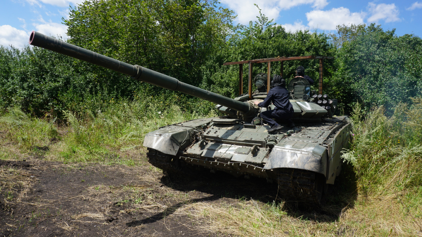 Точно по цели: экипажи танков Т-80 громят позиции ВСУ под Авдеевкой