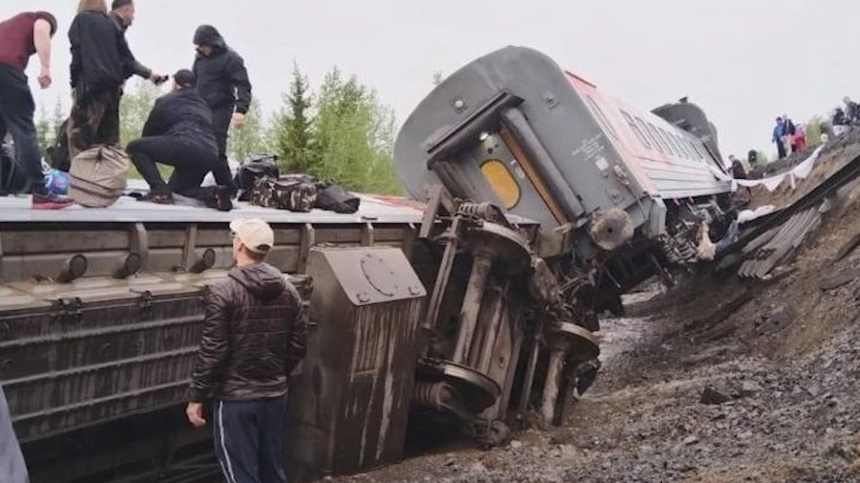 Сообщается о 40 пострадавших при сходе вагонов поезда Воркута — Новороссийск