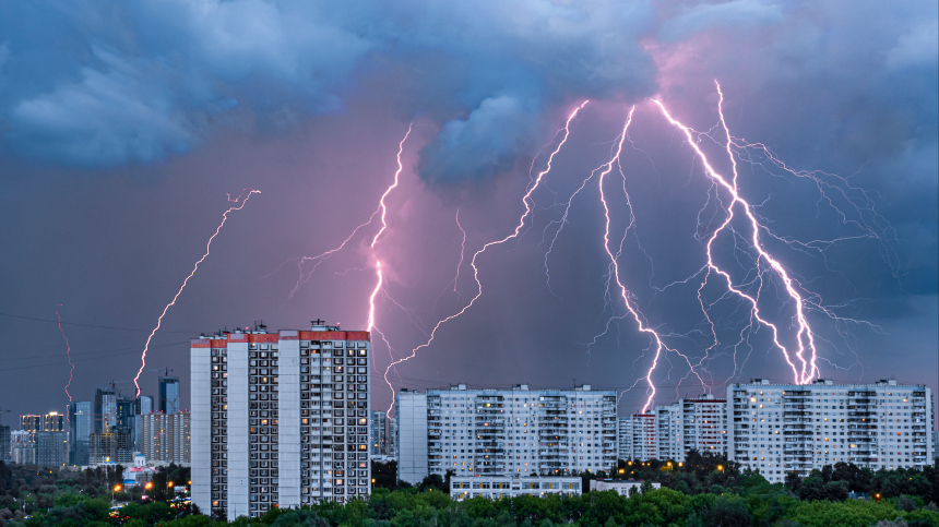 Ливни, грозы и смерчи: жаркая погода в Москве резко изменится к выходным