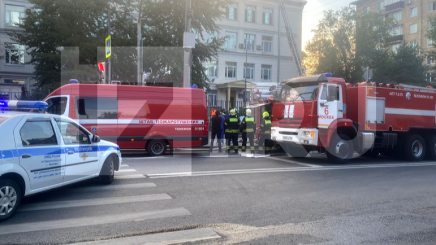 На место пожара прибыл вертолет: МЧС ликвидирует возгорание в центре Москвы