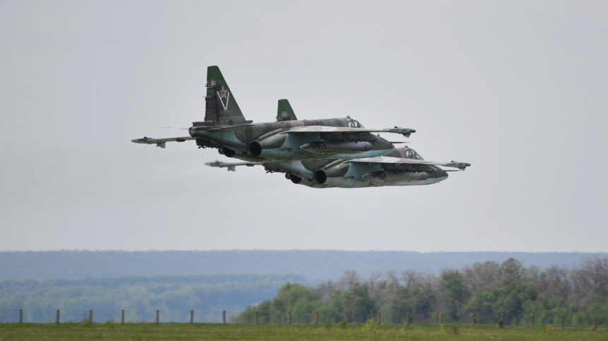 Экипажи Су-25 бьют врага в приграничье Курской области. Лучшее видео из зоны СВО