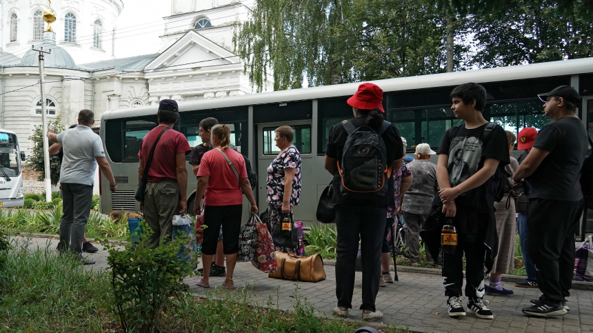 Подготовлены автобусы: в Курской области эвакуируют жителей Беловского района