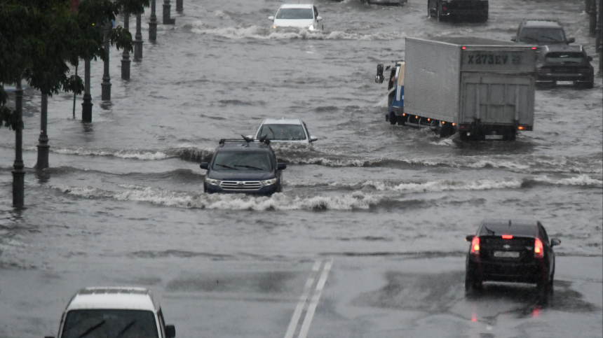 У нас апокалипсис: Владивосток ушел под воду после мощнейшего ливня