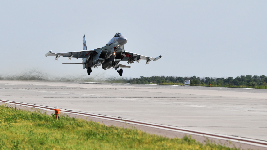 Истребитель Су-35С прикрывает работу бомбардировщика Су-34. Лучшее видео из зоны СВО