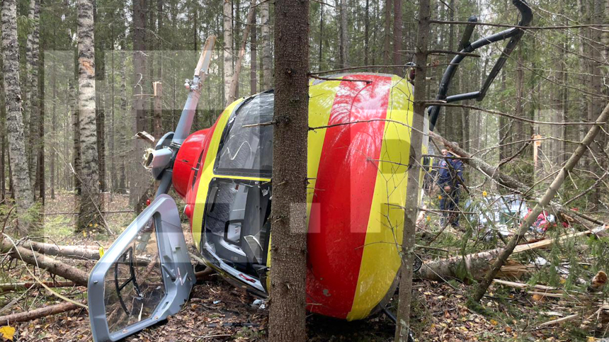 Появились кадры места жесткой посадки вертолета Ансат в Нижегородской области