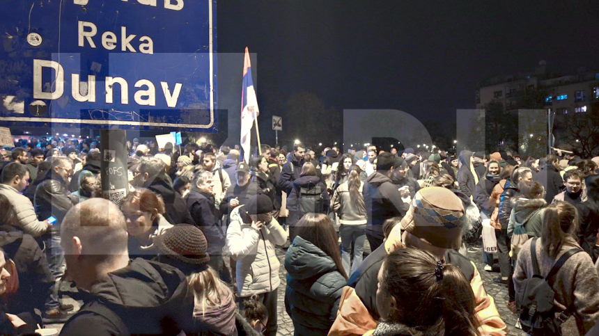 Перекрыли мост: в Сербии продолжаются митинги после трагедии в Нови-Саде