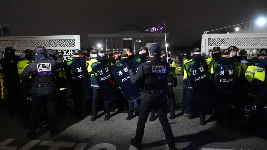 Протестующие собираются у здания Национальной ассамблеи Сеула