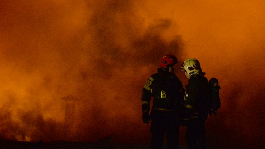 В подмосковном Дзержинске горит склад площадью 1100 квадратных метров