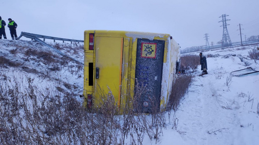 Улетел в кювет: 11 человек пострадали в ДТП с автобусом под Новосибирском