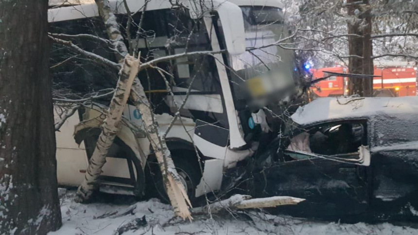 Один человек погиб и четверо пострадали в ДТП в Ленобласти