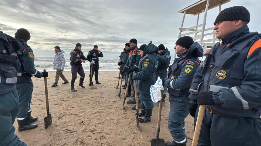 Мазут с затонувших в Керченском проливе танкеров добрался до пляжей Анапы