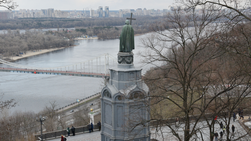 Названия Москвы и Минска демонтировали с Аллеи городов-героев в Киеве