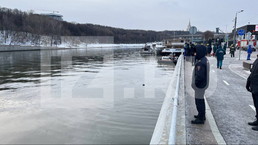 Тело мужчины обнаружили водолазы в упавшей в Москву-реку машине