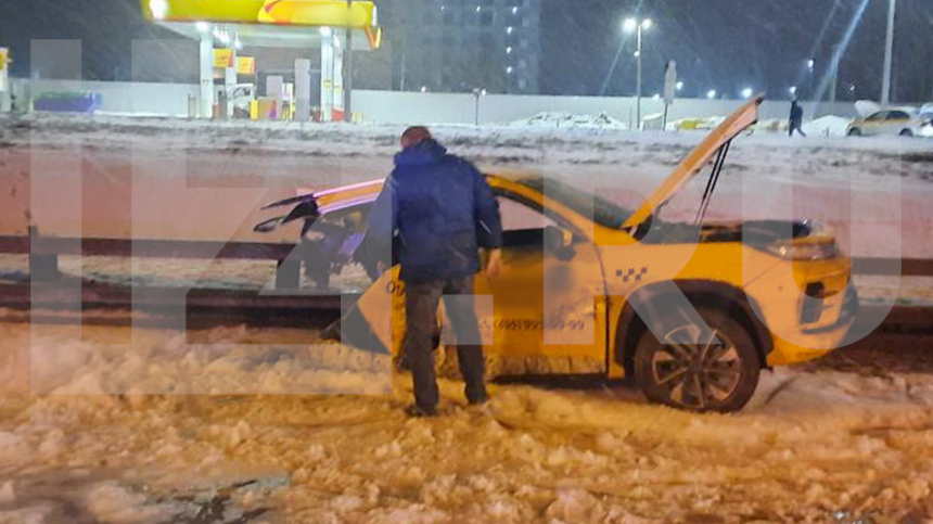 Такси разорвало пополам в результате ДТП на 26-м километре МКАД в Москве