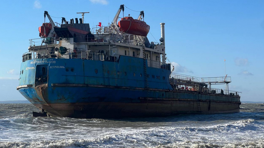 В Черном море произошел новый выброс мазута из танкера